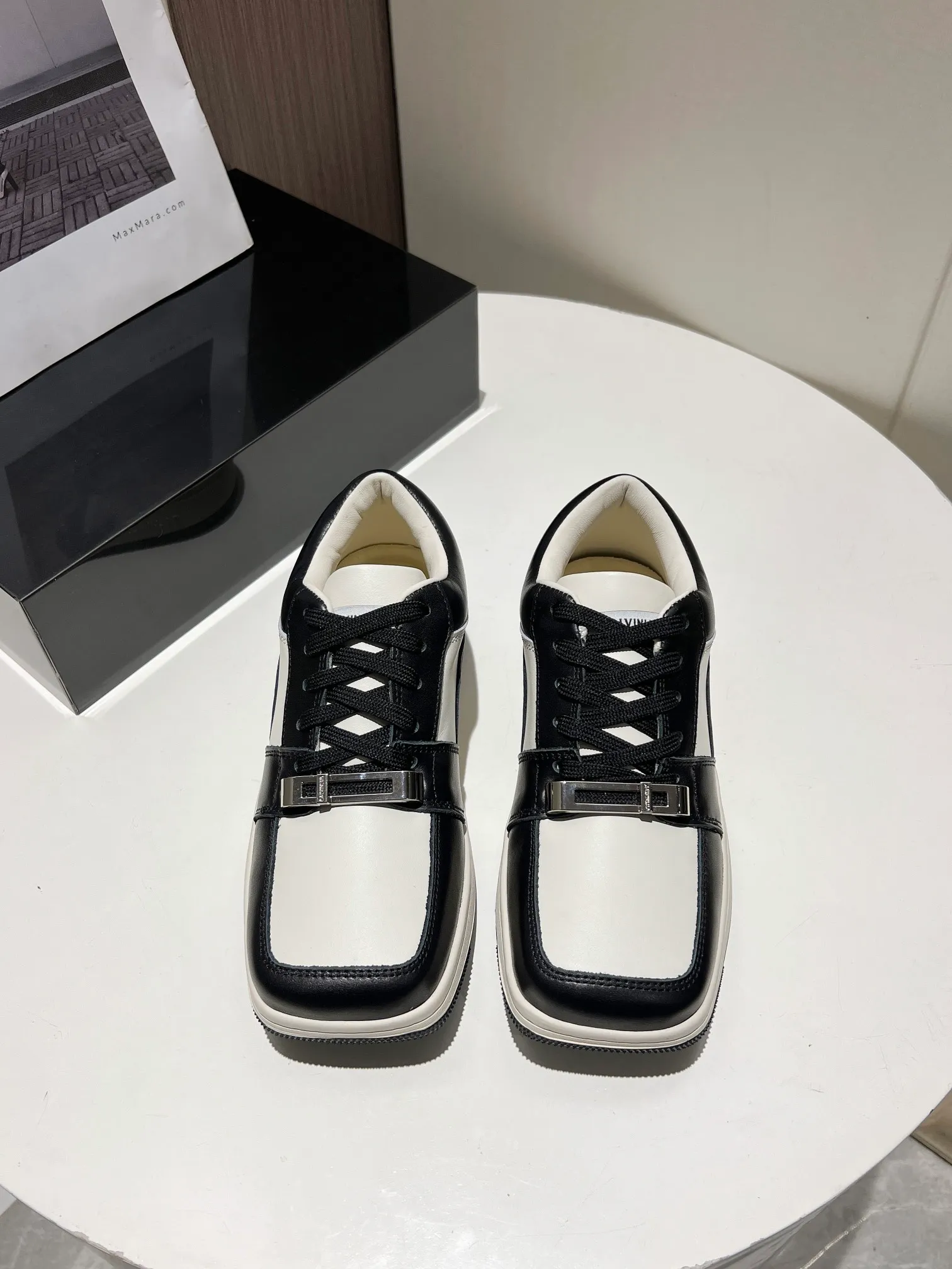 👟👟Ex-factory price 480👟👟 👑CALVINLUO I CUBE SNEAKER trendy brand square shoes low-top casual square-toe sneakers skateboard shoes sneakers👑 Starting from the design elements of classic two-color sneakers, CALVINLUO extracts the iconic elements of casual sneakers and integrates them into the formal "square toe" of formal shoes to make the overall lines of the sneakers more distinct. Nowadays, the matching rules are casual. 🧣Formal sports shoes are nothing new. The unique avant-garde square lines of CUBE SNEAKER, whether it echoes the tough and crisp suits, or appears in an eclectic manner in street styles, are a choice that breaks away from tradition and shows personality🧢 ▪️ Fabric: Original custom imported first-layer cowhide ▪️ Lining: Imported breathable mesh lining + soft sheepskin ▪️ Sole: Original molded two-color TPU outsole ▪️ Size: 35-40 (40 customized)